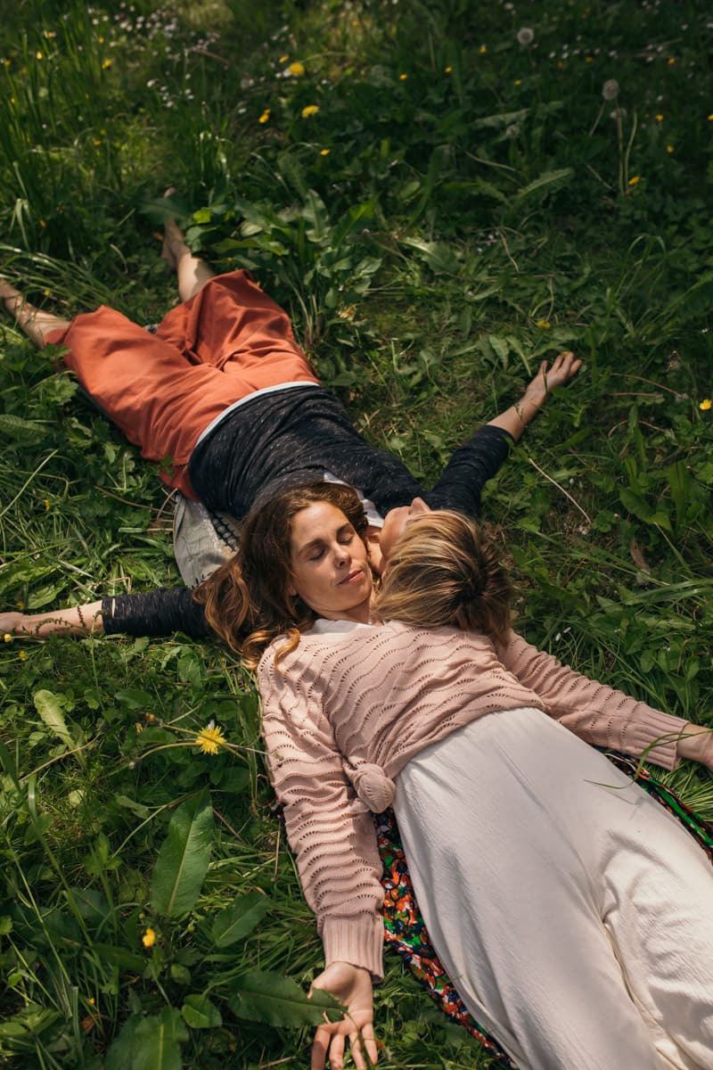 dos mujeres tumbadas meditando