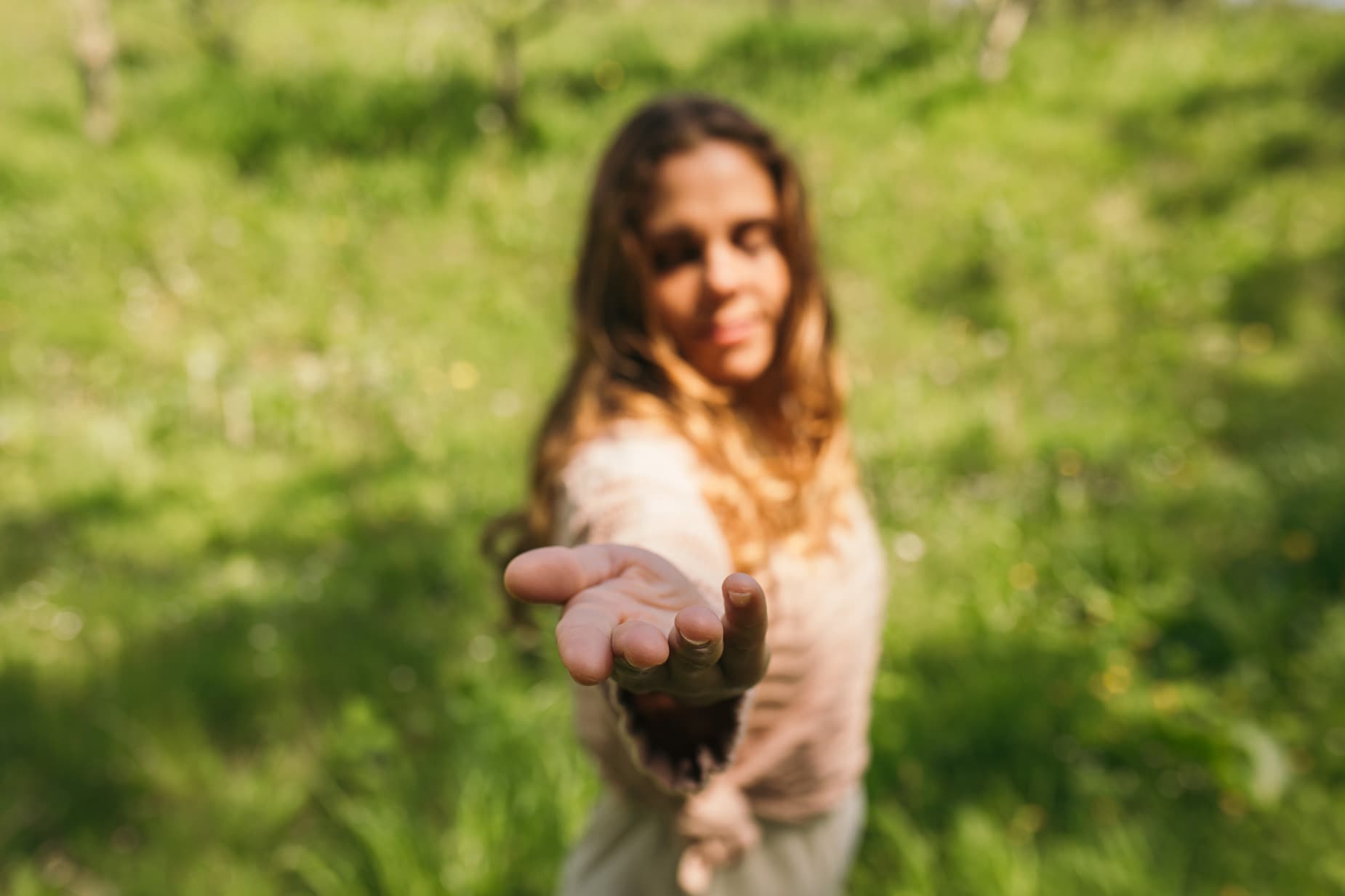 una mujer meditando en la naturaleza en bizkaia