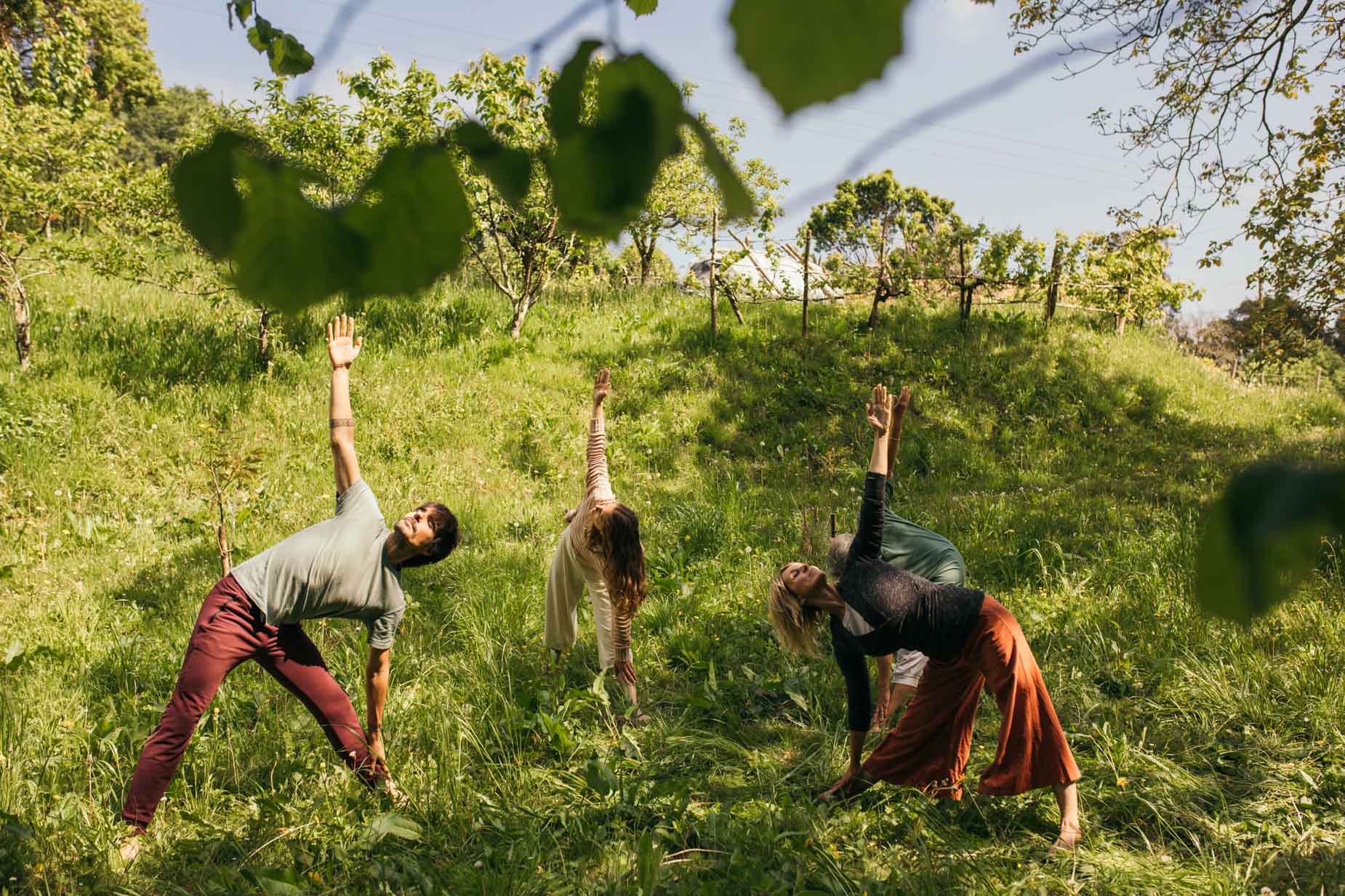 cuatro personas haciendo una postura de yoga en bizkaia