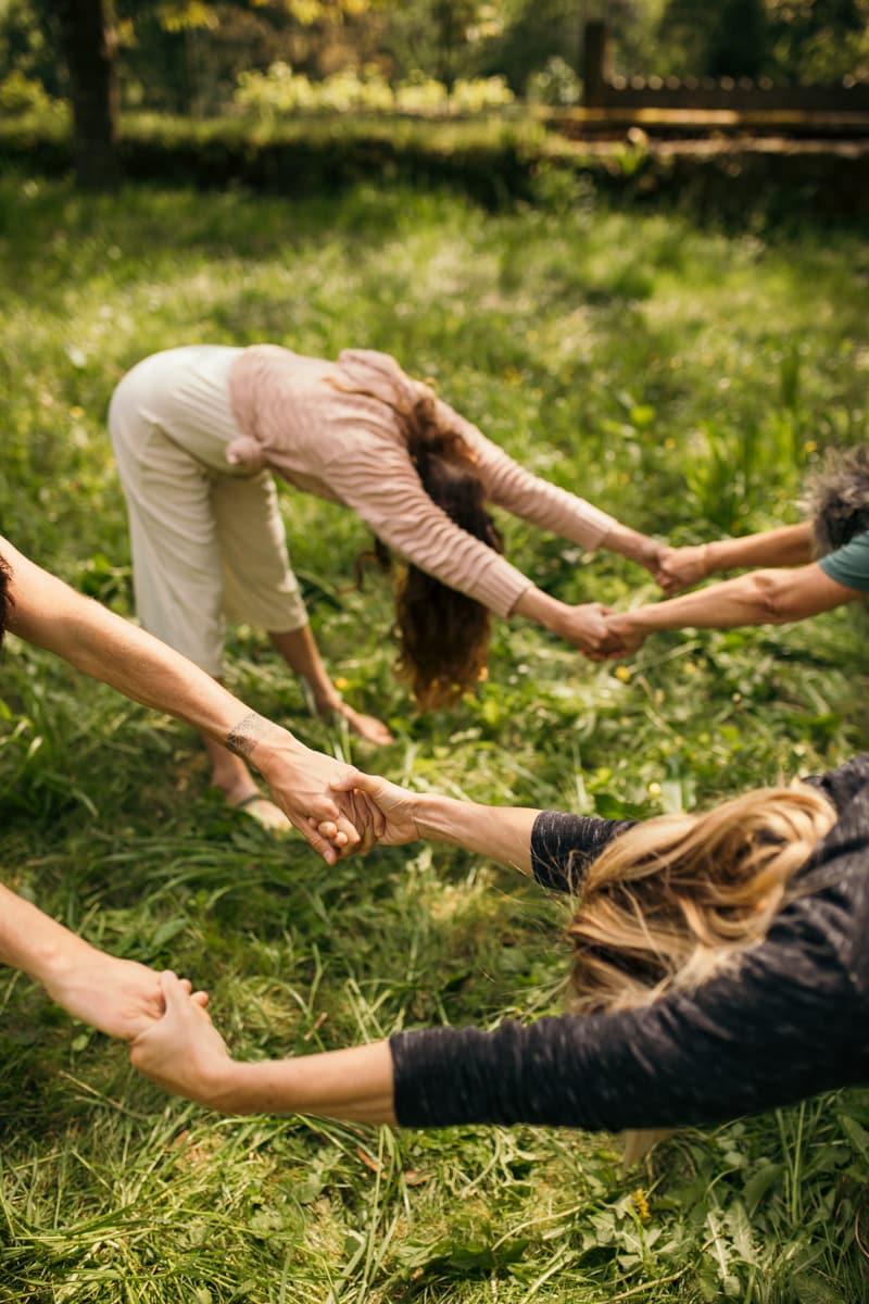 cuatro personas haciendo yoga en bizkaia