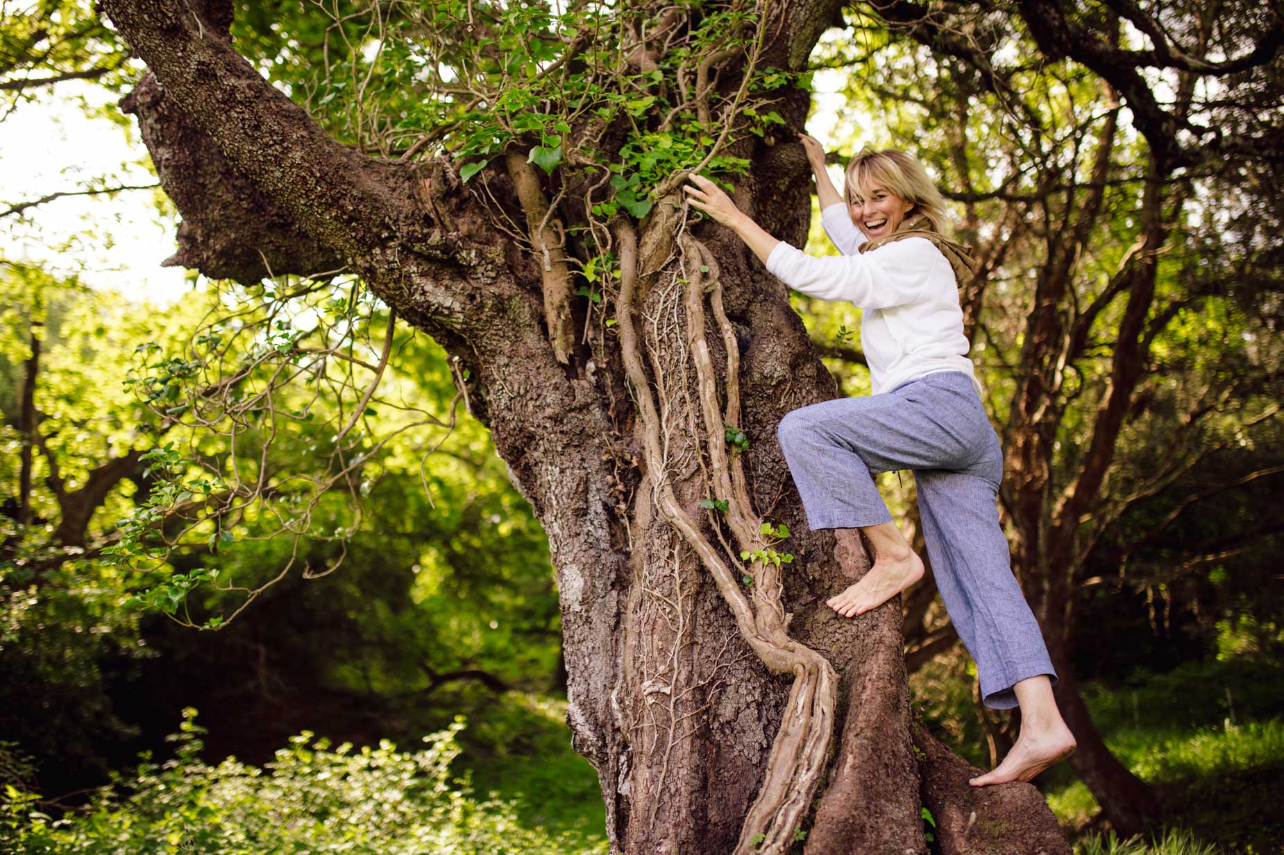 una profesora de yoga en plena naturaleza en bizkaia