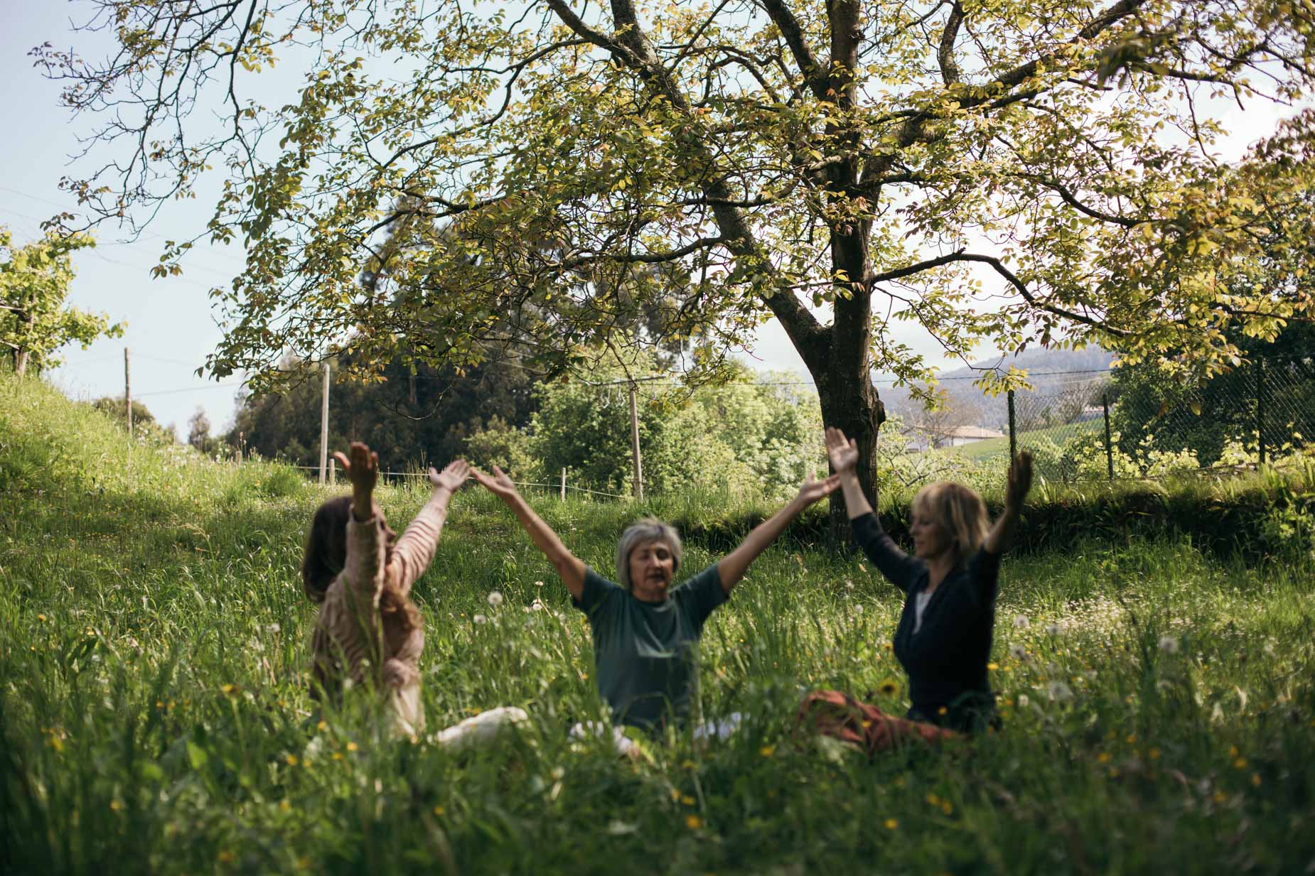 tres personas meditando en una clase de yoga en bizkaia